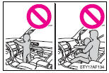 ●Do not allow a child to stand in front of the SRS front passenger airbag unit