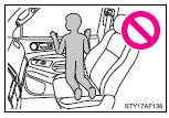 ●Do not allow anyone to kneel on the passenger seat toward the door or put their