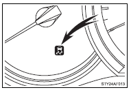 If the rear wheels spin, the slip indicator flashes to indicate that the AUTO