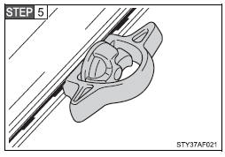 Check the tie-down cleat to confirm that it is locked into a detent and securely