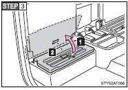 1.Open the lid.