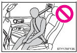 ●Do not lean against the door, the roof side rail or the front, side and rear